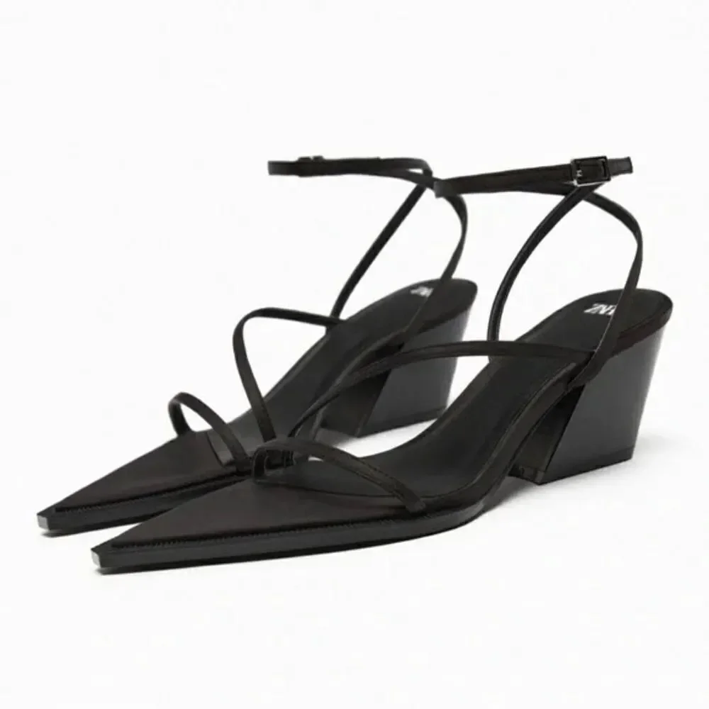 ZARA STRAPPY BLOCK HEELED SANDALS
BLACK - Picture 2 of 5